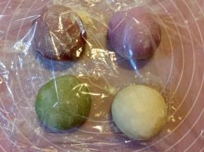 盖上保鲜膜，进行第一次发酵，放在温暖处发至2倍大。