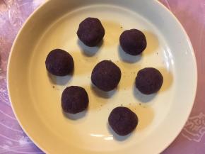 面团发酵的时候，把红豆沙平均分成7份，每个20克，搓圆，盖上保鲜膜备用。