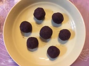 面团发酵的时候，把红豆沙平均分成7份，每个20克，搓圆，盖上保鲜膜备用。