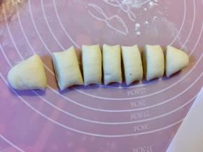 面团发好之后，取出一团，揉出气体，平均分成7份，每份10克。