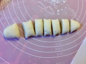 面团发好之后，取出一团，揉出气体，平均分成7份，每份10克。