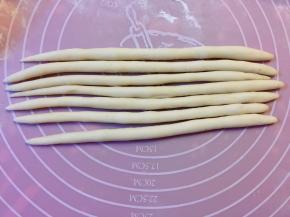 把每份面团搓成长条。