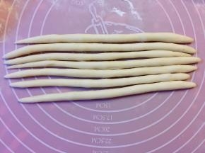 把每份面团搓成长条。