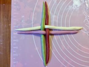 开始编绣球，每个颜色各取一条，交错编起来。