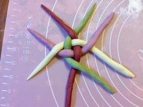 相邻的两条，右搭左交叉