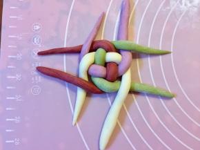 接着相邻的两条，左搭右交叉。