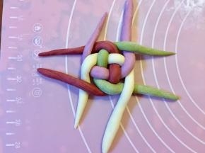 接着相邻的两条，左搭右交叉。
