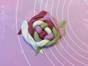 接着左搭右交叉，按紧边缘。