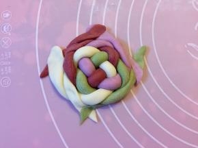 接着左搭右交叉，按紧边缘。