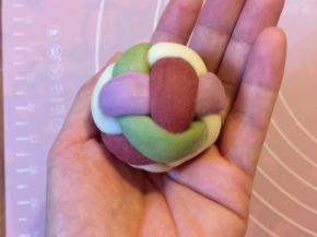 再翻过来整一下圆球形，一个绣球豆沙包就包好了。