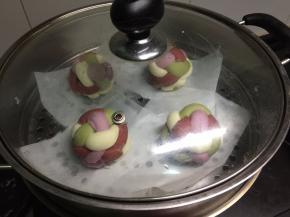 冷水下锅，大火烧开转中火，蒸15分钟，过程中不要揭盖，关火后再虚蒸5分钟。