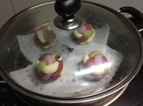 冷水下锅，大火烧开转中火，蒸15分钟，过程中不要揭盖，关火后再虚蒸5分钟。