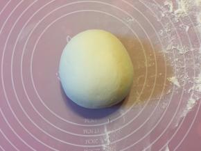 把面粉、糖、水和酵母一起揉成光滑不粘手的面团。