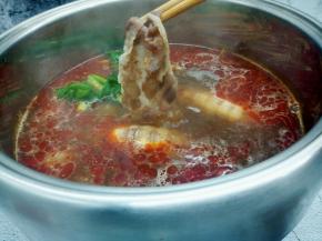 先把皮皮虾放下去煮，来涮牛肉卷，一会就可以吃了