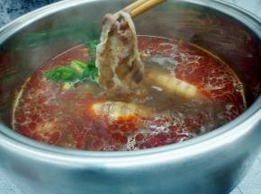 先把皮皮虾放下去煮，来涮牛肉卷，一会就可以吃了