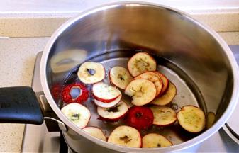 水煮沸，下入山楂片，大火煮开，盖盖转小火焖煮十分钟。