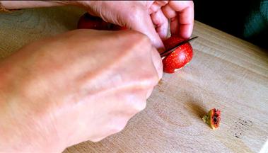 从山楂中间用刀转一圈，切开。