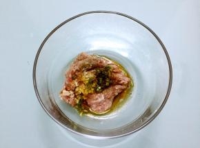 加入料酒、味极鲜酱油、鸡精、盐、胡椒粉、花椒粉、椒盐粉、食用油