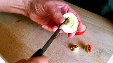 很容易就可以取出山楂籽。