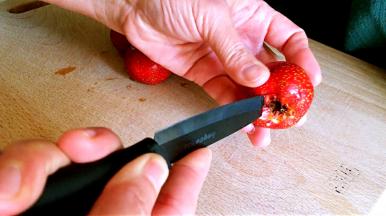 山楂洗净，用水果刀沿蒂部转一圈，轻松去掉蒂部。