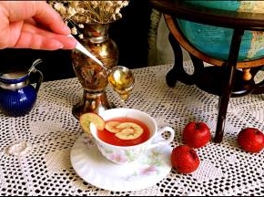 少晾一会儿，加入蜂蜜，就可以饮用了。