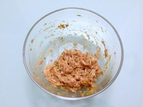 用筷子顺时针方向搅拌均匀，腌制半小时以上备用