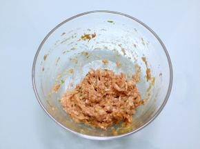 用筷子顺时针方向搅拌均匀，腌制半小时以上备用