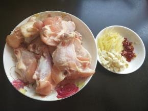 准备好鸡翅根，洗净，并用盐盐四小时入味，生姜切丝，大蒜，辣椒切丁。