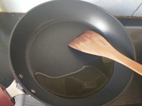 锅内放油，烧热。