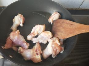 将鸡翅根放入锅中。