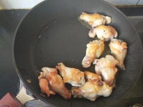 一面煎黄，翻面再煎。