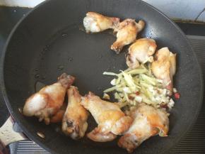 每一面都煎黄，放生姜，大蒜，辣椒爆香。