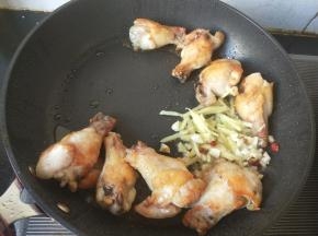 每一面都煎黄，放生姜，大蒜，辣椒爆香。
