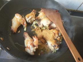 放孜然粉，食用盐，盐不要放多，鸡翅腿已经用盐腌过了。