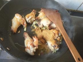 放孜然粉，食用盐，盐不要放多，鸡翅腿已经用盐腌过了。