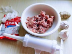 准备食材。我超市买的猪后腿肉，让店员帮忙搅好的肉糜。(如果你喜欢吃肥精相间的那么可以根据自己喜欢来选肉哈)