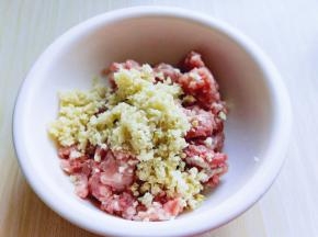 将切好的姜蒜末放入肉麻中。