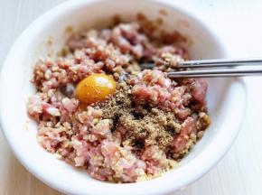 加入一只鸡蛋，红糖。