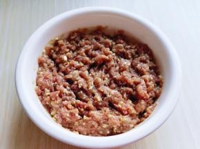 搅拌均匀，腌制2小时以上。