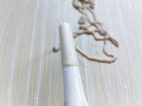 泡好的肠衣套在灌肠器的口上，如图。