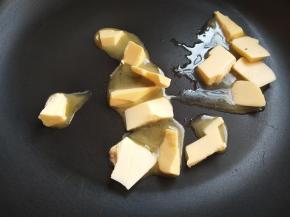 黄油放入平底锅，小火融化