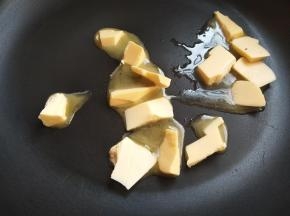 黄油放入平底锅，小火融化