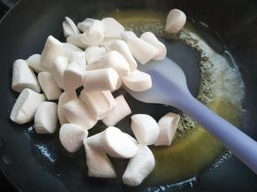 棉花糖放入锅里