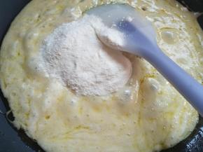 棉花糖融化，加入奶粉