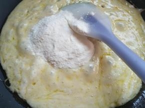 棉花糖融化，加入奶粉