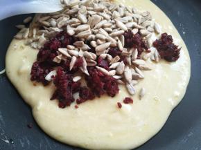 蔓越莓和瓜子仁加入锅里