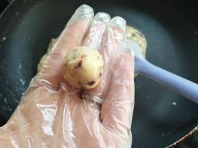 手带PVC手套，捏一团牛轧糖，放手里搓圆，8-10克左右