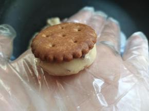 取一块黑糖味小奇福饼干盖上