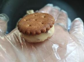 取一块黑糖味小奇福饼干盖上