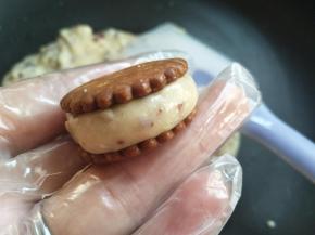再取一块饼干盖上